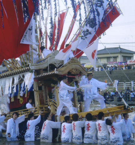 風治八幡宮川渡り神幸祭　貴乃花親方で大盛り上がり